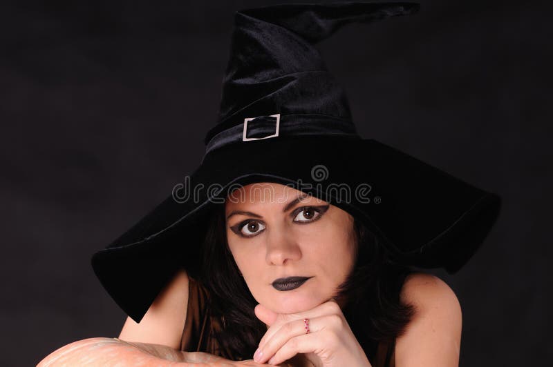 lindo curto cabelo menina vestindo bruxa chapéu dentro perfil, avatar, lado  visualizar. bruxa, dia das Bruxas. moderno plano vetor ilustração. 29154869  Vetor no Vecteezy