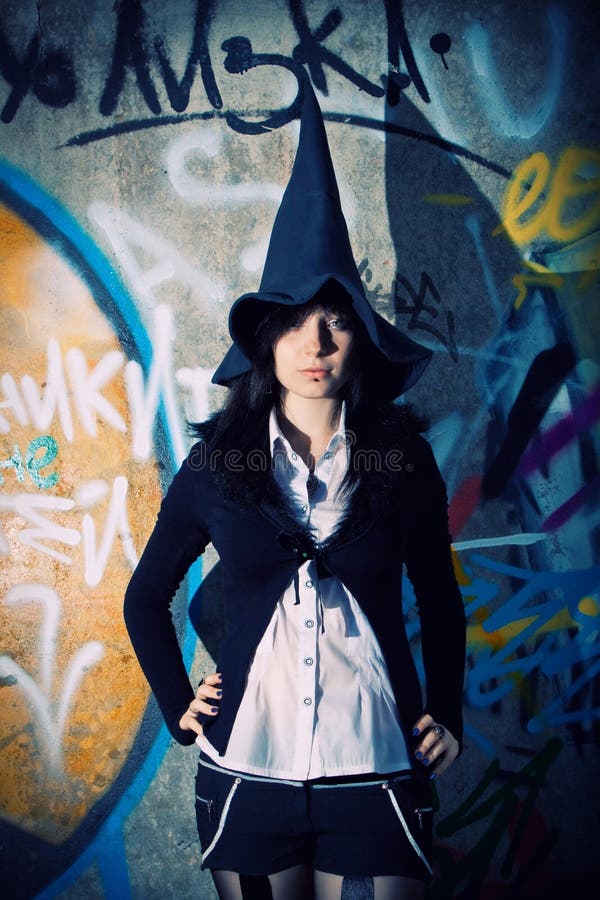 bruxa bonita à noite - Stockphoto #28197597