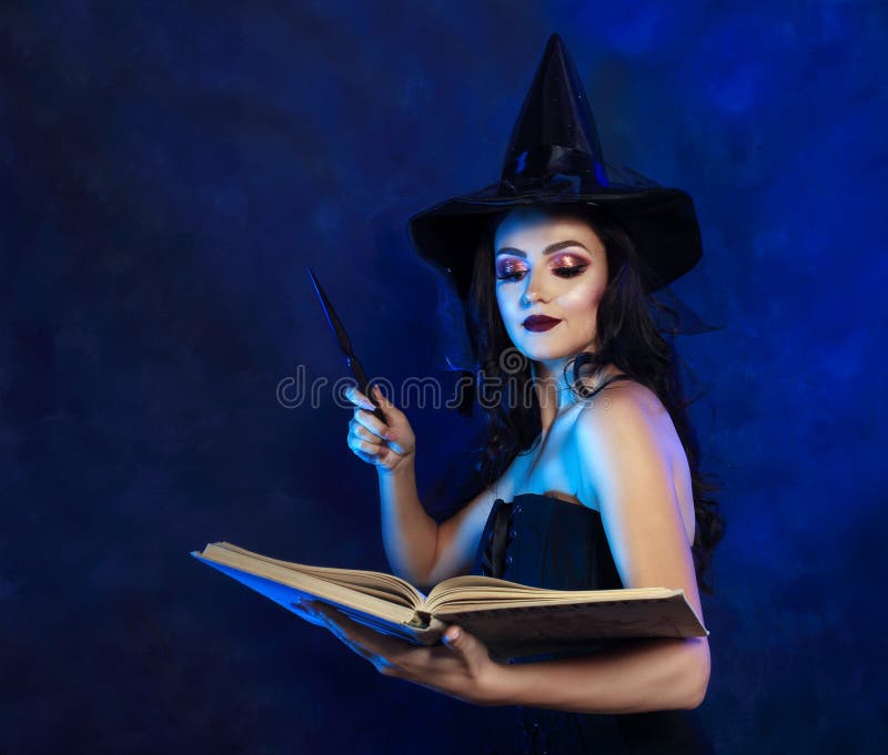 Bruxa bonita fazendo alguns feitiços fotos, imagens de © carlodapino  #7138783