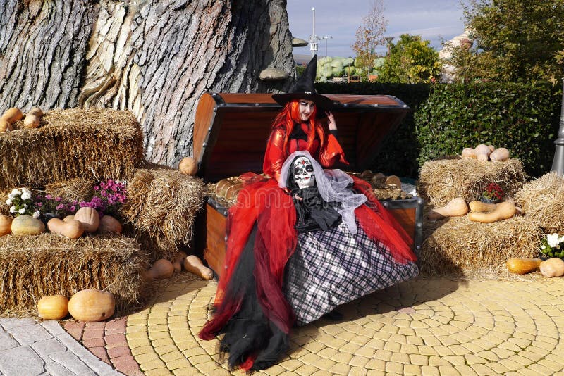 Bruxa Assustadora Sentada Perto Do Caixão Com Cadáver Durante a Festa De  Halloween No Cemitério Artificial Na Praia Foto de Stock Editorial - Imagem  de corvo, cara: 170544693