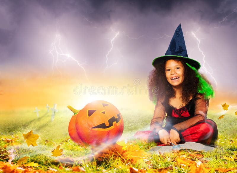 lindo menino asiático comemorando o dia das bruxas vestindo fantasia de  bruxa e segurando acessórios de decoração de halloween 6964611 Foto de  stock no Vecteezy