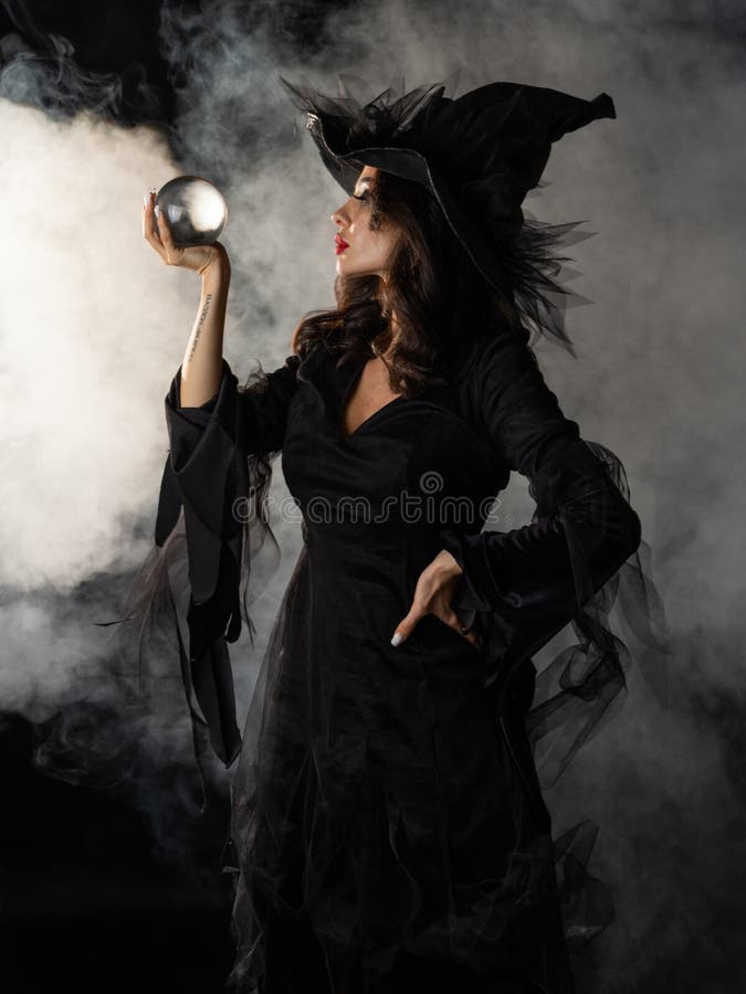 Bruxa-das-bruxas Com Vassoura-de-orla Imagem de Stock - Imagem de