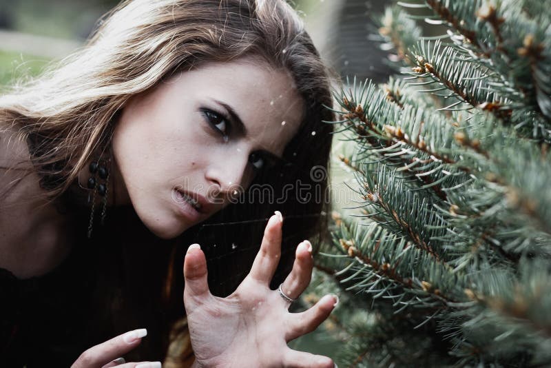 Jovem Mulher Bonita Como a Bruxa Do Dia Das Bruxas Foto de Stock - Imagem  de outubro, outono: 58848532