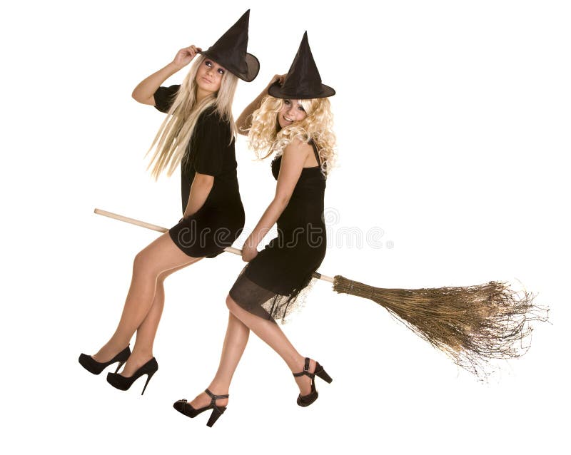 Duas Bruxas Sexy Bonitas Jovens Em Vestidos Pretos Que Estão No