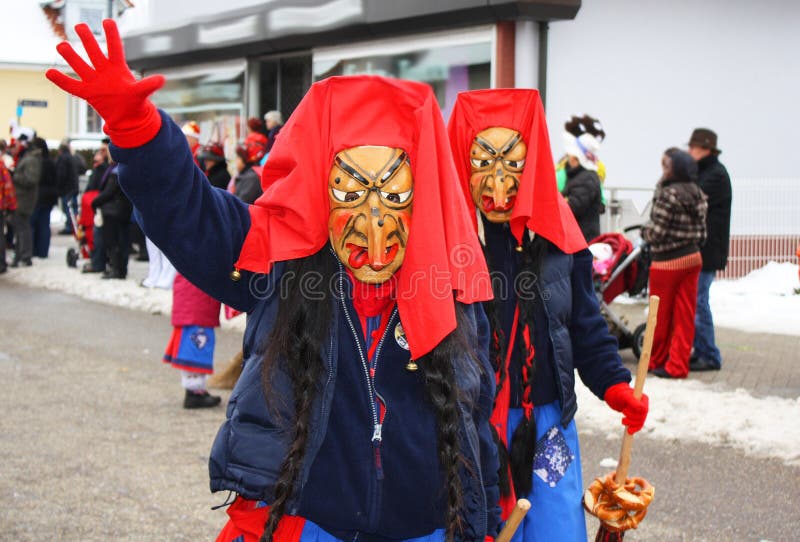 Bruxa Assustadora Sentada Perto Do Caixão Com Cadáver Durante a Festa De  Halloween No Cemitério Artificial Na Praia Foto de Stock Editorial - Imagem  de corvo, cara: 170544693