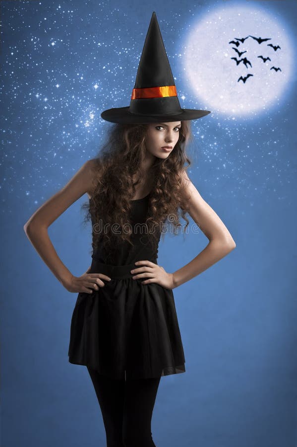 Jovem Mulher Bonita Como a Bruxa Do Dia Das Bruxas Foto de Stock - Imagem  de outubro, outono: 58848532
