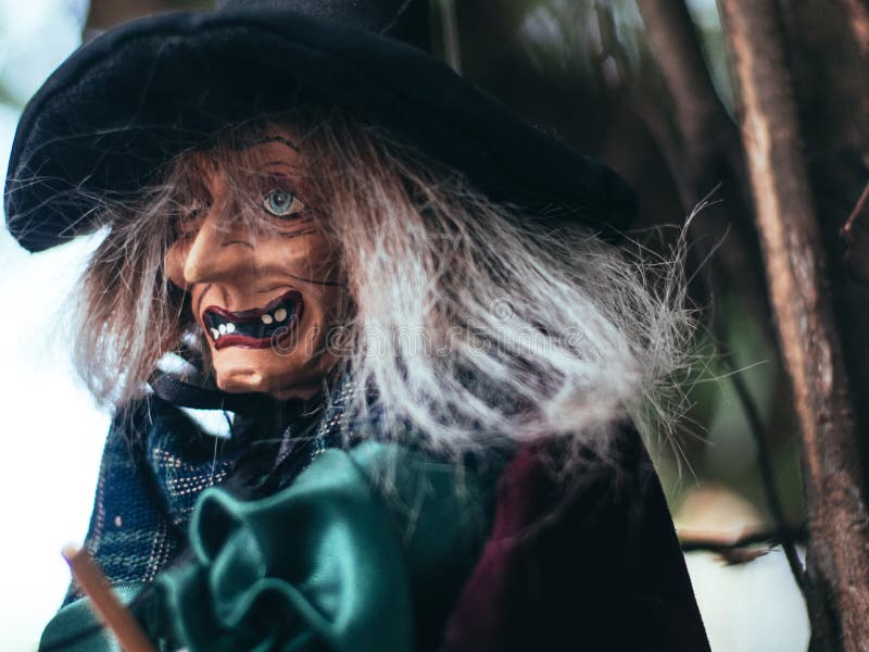 Halloween. Retrato Completo De Uma Bruxa Velha Feia Que Está Com