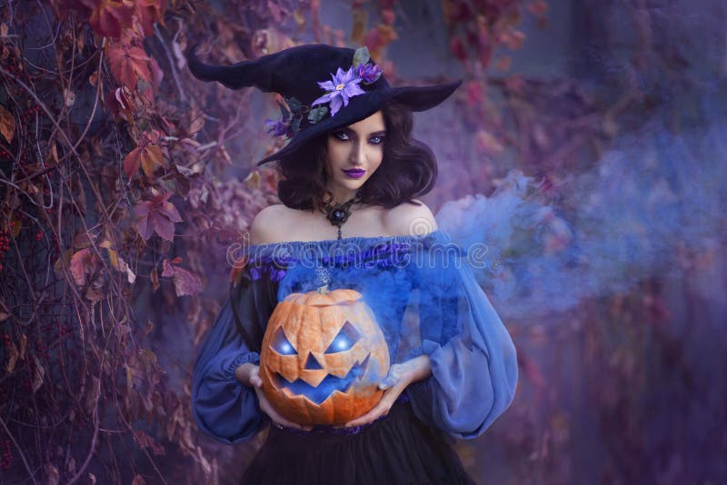 Mulher Em Fantasia De Bruxa De Halloween Foto de Stock - Imagem de