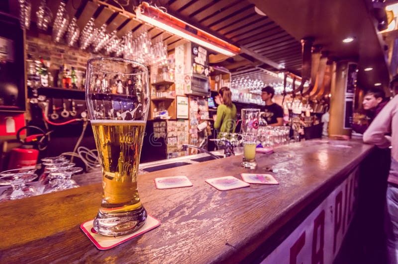 BRUXELAS, BÉLGICA - 11 DE AGOSTO DE 2015: Cerveja de vidro fotografia de stock BRUXELAS, BÉLGICA - 11 DE AGOSTO DE 2015: Cerveja de vidro fotografia de stock
