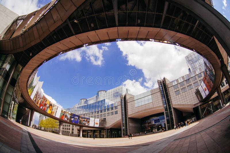 BRUXELAS, BÉLGICA - 20 DE MAIO DE 2015: Exterior da construção do Parlamento Europeu em Bruxelas, Bélgica exercita imagens de stock royalty free BRUXELAS, BÉLGICA - 20 DE MAIO DE 2015: Exterior da construção do Parlamento Europeu em Bruxelas, Bélgica exercita imagens de stock royalty free