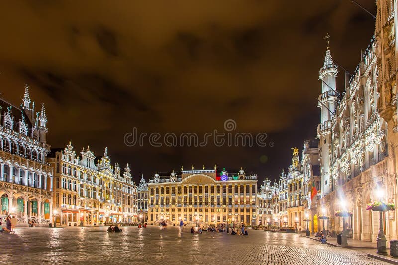 BRUXELLES, BELGIO - CIRCA GIUGNO 2014: Grande posto di Bruxelles a nignt immagini stock libere da diritti BRUXELLES, BELGIO - CIRCA GIUGNO 2014: Grande posto di Bruxelles a nignt immagini stock libere da diritti