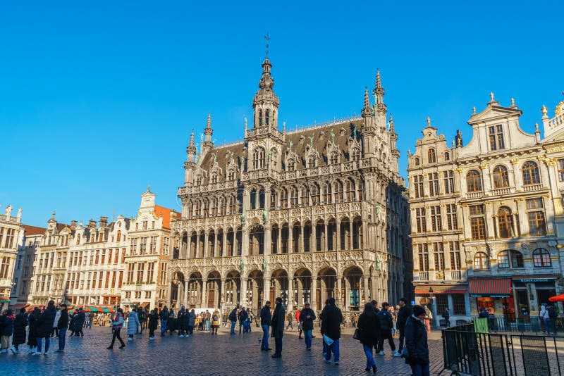 Bruxelles, Belgio - 21 01 2019: Grand Place Grote Markt con Town Hall Hotel de Ville e Maison du Roi King's House o fotografia stock libera da diritti Bruxelles, Belgio - 21 01 2019: Grand Place Grote Markt con Town Hall Hotel de Ville e Maison du Roi King's House o fotografia stock libera da diritti