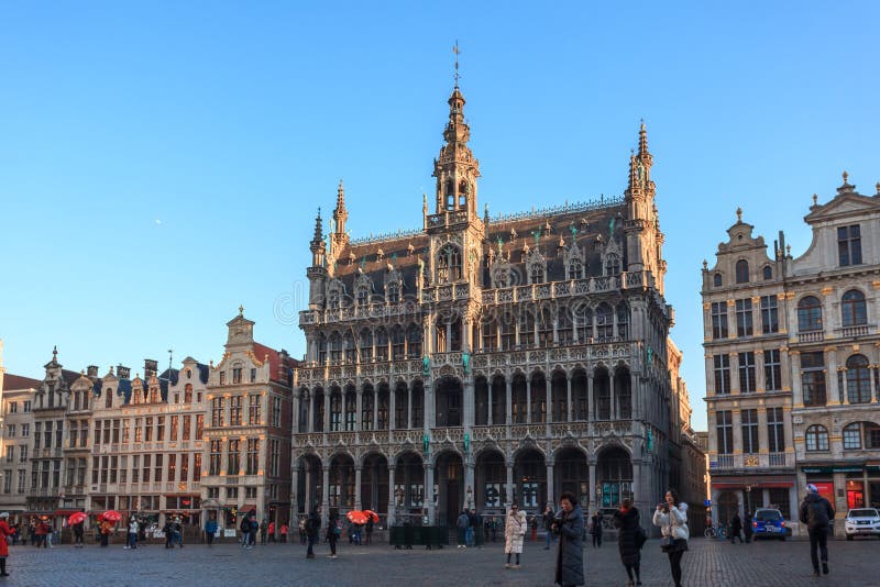 Bruxelles, Belgio - 21 01 2019: Grand Place Grote Markt con Town Hall Hotel de Ville e Maison du Roi King's House o immagini stock Bruxelles, Belgio - 21 01 2019: Grand Place Grote Markt con Town Hall Hotel de Ville e Maison du Roi King's House o immagini stock