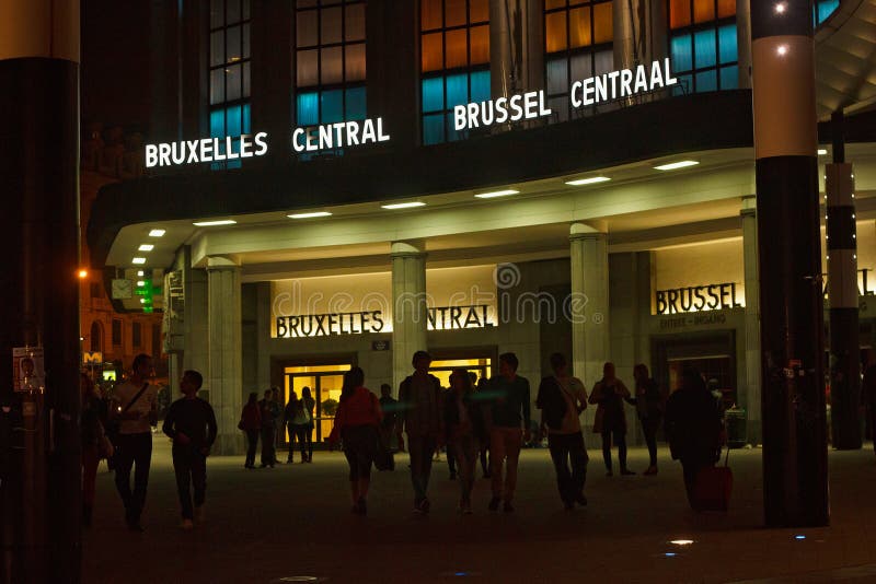 BRUXELLES, BELGIO - 6 SETTEMBRE 2014: Vista di notte della stazione ferroviaria centrale di Bruxelles fotografia stock BRUXELLES, BELGIO - 6 SETTEMBRE 2014: Vista di notte della stazione ferroviaria centrale di Bruxelles fotografia stock