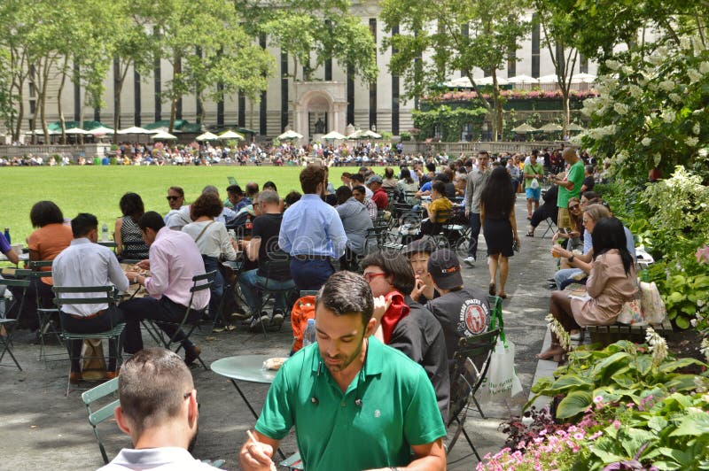 Bryant Park Lunch Time photographie stock libre de droits Bryant Park Lunch Time photographie stock libre de droits