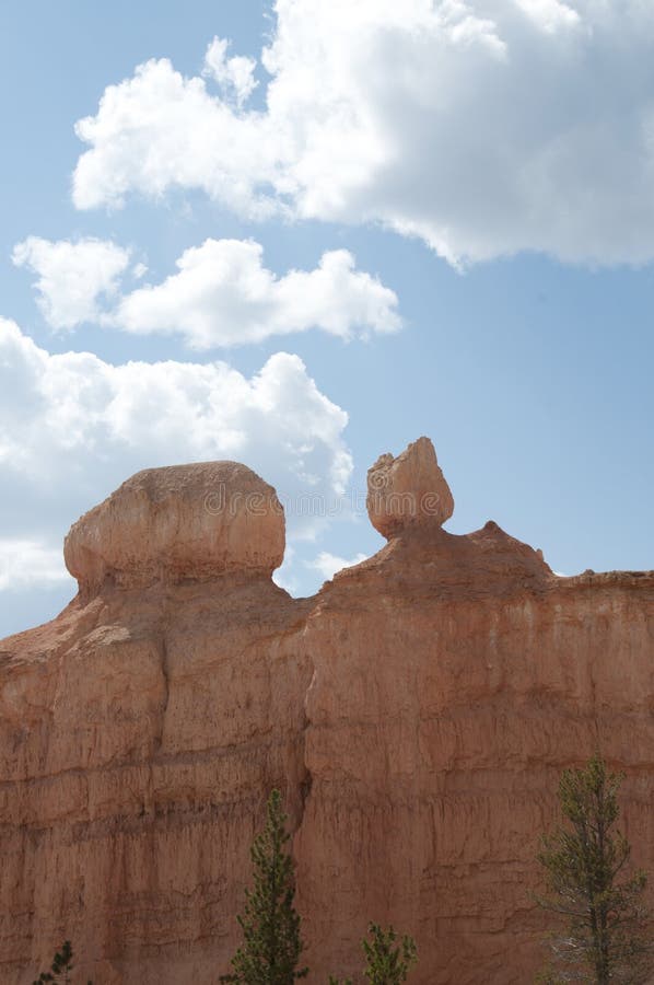 Bryce Canyon Hoodoos med landskap för molnig himmel royaltyfri bild Bryce Canyon Hoodoos med landskap för molnig himmel royaltyfri bild