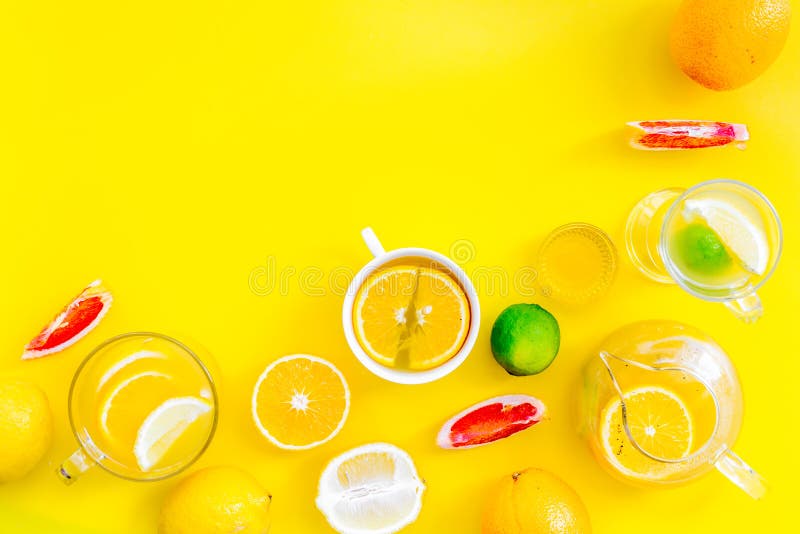 Brygdfruktte Tekopp och tekanna nära apelsinen, limefrukt, citron, grapefrukt på gult utrymme för bästa sikt för bakgrund för tex fotografering för bildbyråer Brygdfruktte Tekopp och tekanna nära apelsinen, limefrukt, citron, grapefrukt på gult utrymme för bästa sikt för bakgrund för tex fotografering för bildbyråer