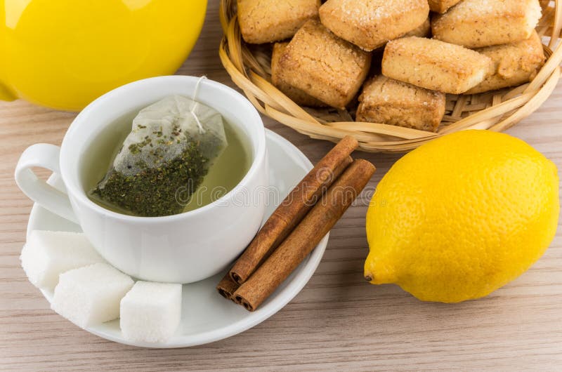 Bryggade te, socker och kanel, citron och mördegskakakakor royaltyfri bild Bryggade te, socker och kanel, citron och mördegskakakakor royaltyfri bild