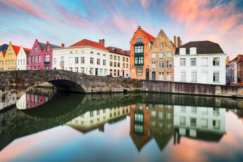Brygge - Kanaler i Brugge, Belgien, kvällsvy arkivfoton