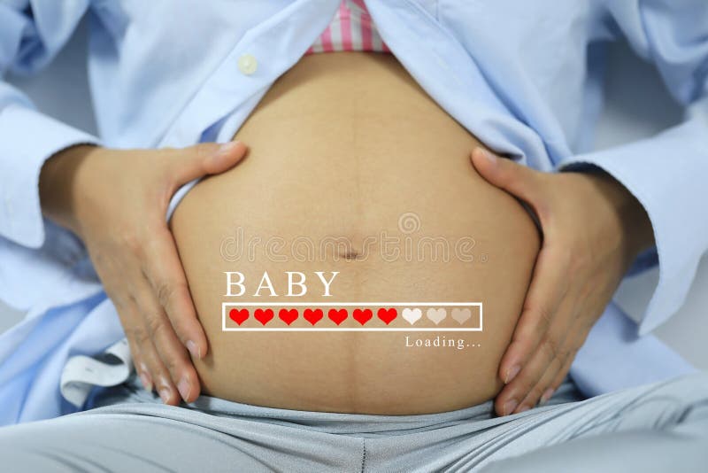 Brzuch kobieta w ciąży i ładowniczy tekst w pojęciu czas w c ilustracja wektor Brzuch kobieta w ciąży i ładowniczy tekst w pojęciu czas w c ilustracja wektor