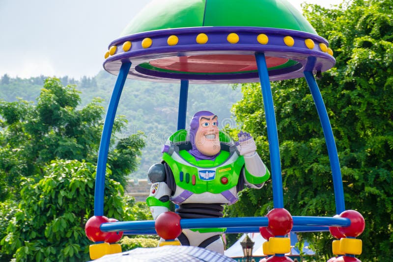 Brzęczy Lekkiego rok w dziennej paradzie w Disneyland Hong Kong zdjęcie royalty free Brzęczy Lekkiego rok w dziennej paradzie w Disneyland Hong Kong zdjęcie royalty free