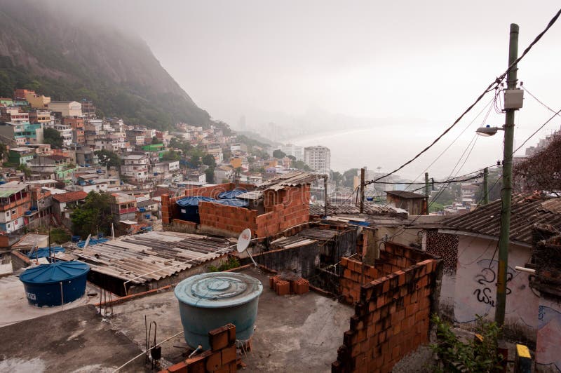 Bräckliga bostads- konstruktioner av favelaen Vidigal i Rio de Janeiro arkivfoto Bräckliga bostads- konstruktioner av favelaen Vidigal i Rio de Janeiro arkivfoto