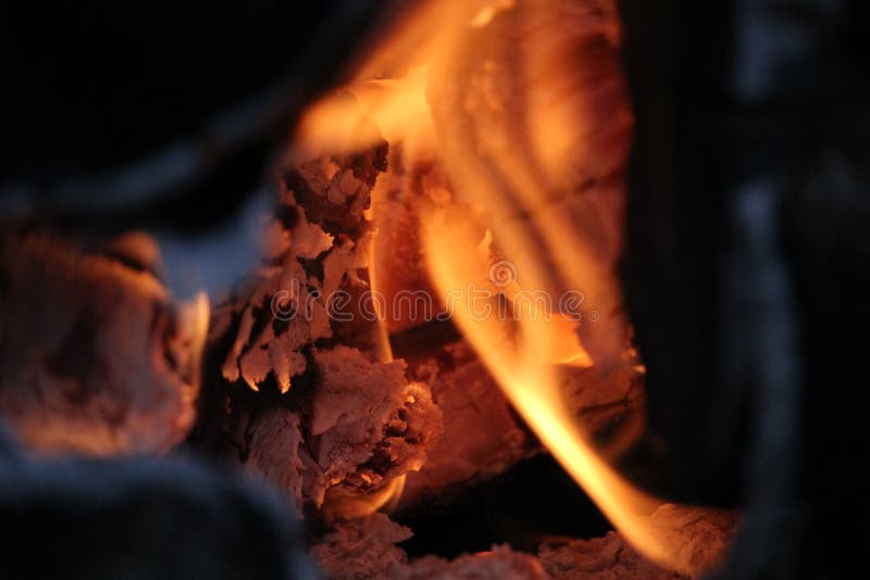 Brännande journaler med öppna flammor arkivfoton Brännande journaler med öppna flammor arkivfoton