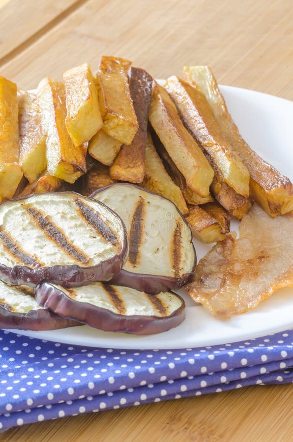 Brät Kartoffeln mit gegrillter Aubergine stockfoto Brät Kartoffeln mit gegrillter Aubergine stockfoto