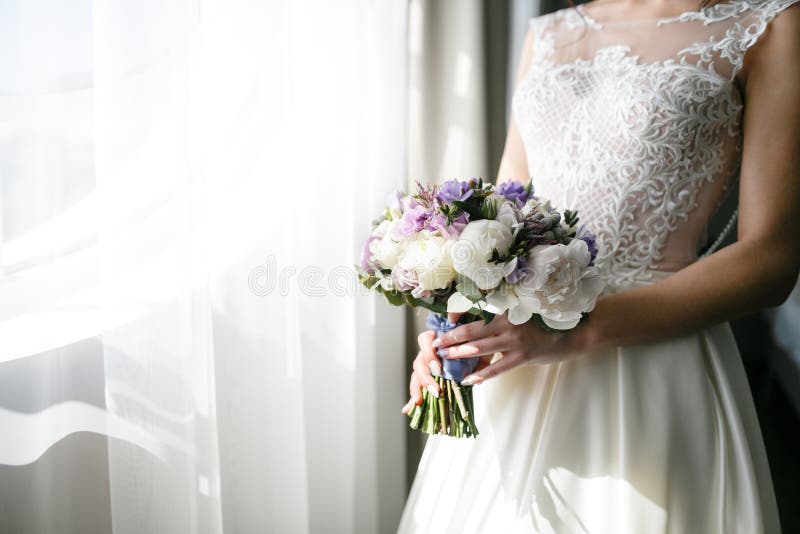 Bräute, die Blumenstrauß mit Pfingstrosen, Freesie und anderen Blumen in Frauen ` s Händen heiraten Helle und lila Frühlingsfarbe lizenzfreie stockfotos Bräute, die Blumenstrauß mit Pfingstrosen, Freesie und anderen Blumen in Frauen ` s Händen heiraten Helle und lila Frühlingsfarbe lizenzfreie stockfotos