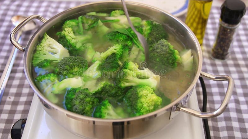 Brócolis com água a ferver na caneta em receita de vegano