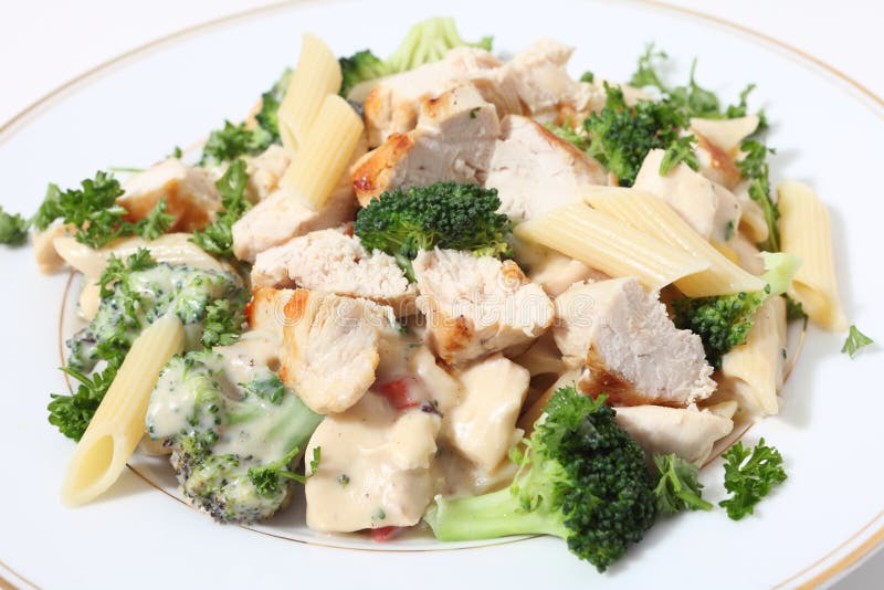 Bróculi y pastas asados a la parilla del pollo en salsa imágenes de archivo libres de regalías Bróculi y pastas asados a la parilla del pollo en salsa imágenes de archivo libres de regalías
