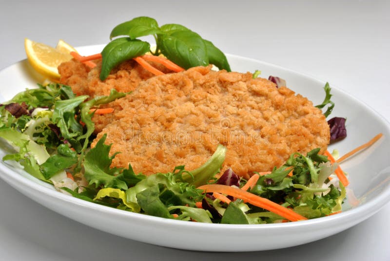 Panerad fiskbiff med grillad lök royaltyfria bilder