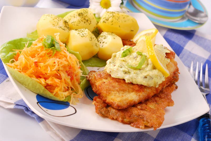 Panerad fisk till middag arkivbild