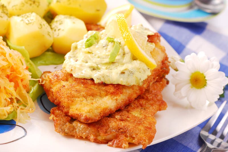 Panerad fisk till middag royaltyfri fotografi