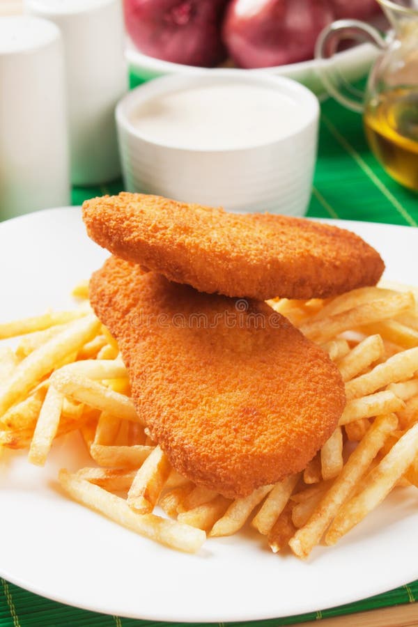Panerad fisk och pommes frites royaltyfri bild