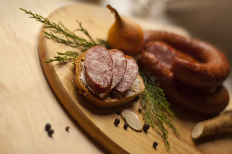 Bröd med den hemlagade korven arkivbilder Bröd med den hemlagade korven arkivbilder