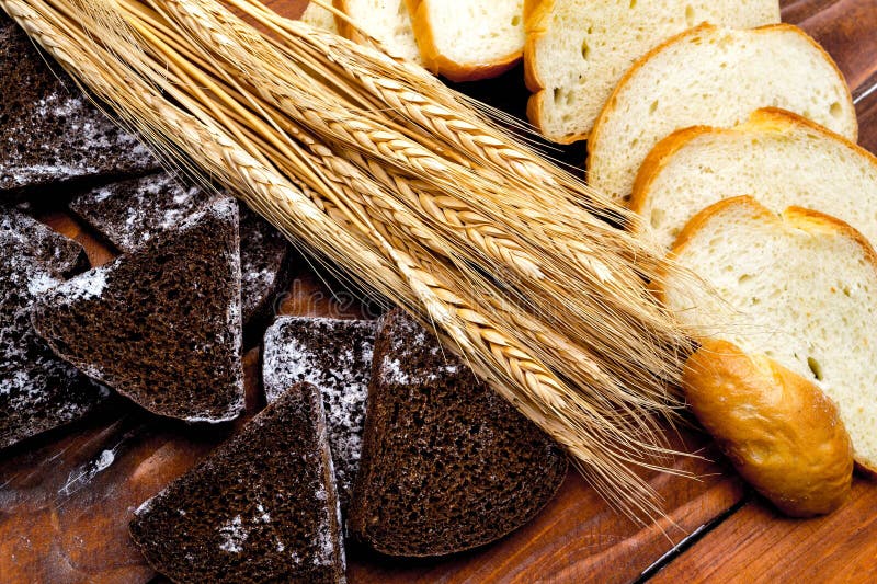 Bröd och spikeleter arkivbild