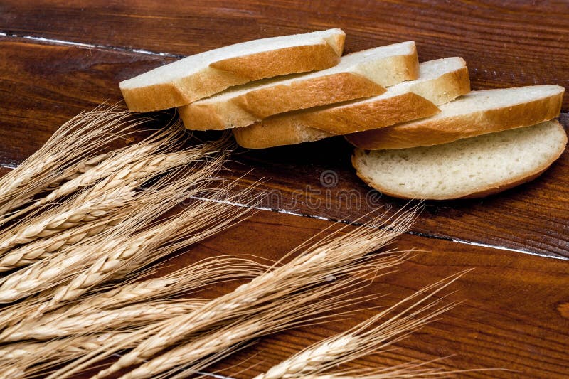 Bröd och spikeleter royaltyfria bilder