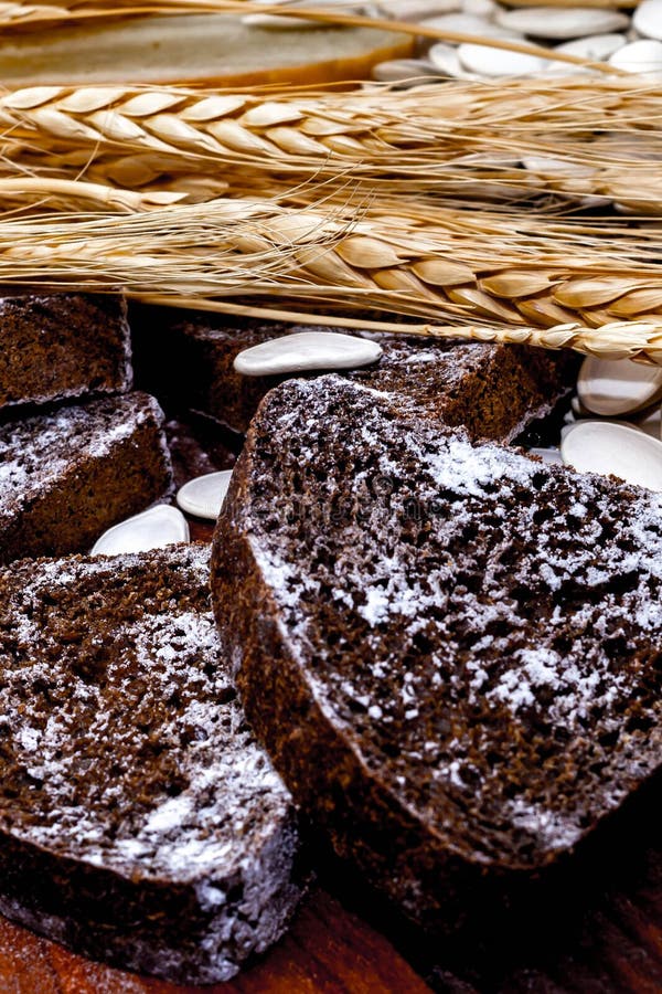 Bröd och spikeleter royaltyfria foton