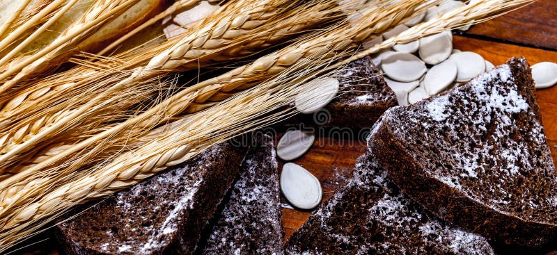 Bröd och spikeleter royaltyfri fotografi