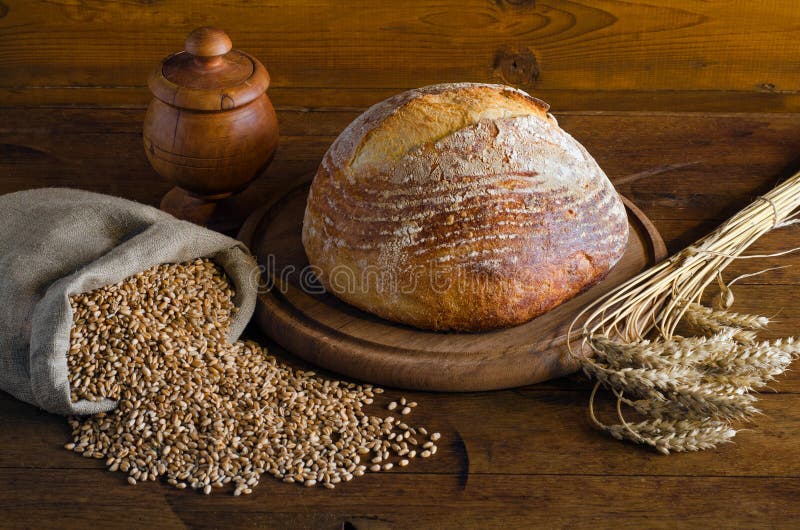 Bröd- och vetebröd på bordet arkivfoton