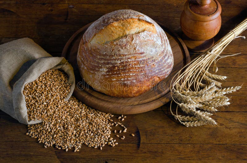 Bröd- och vetebröd på träbord royaltyfri bild