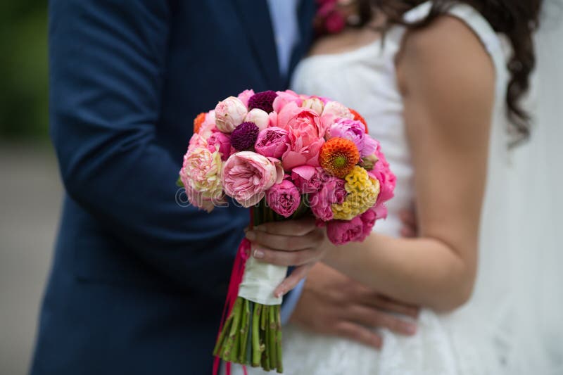 Bröllopbukett av nytt closeupen för snittblommor med bruden och gr royaltyfri fotografi Bröllopbukett av nytt closeupen för snittblommor med bruden och gr royaltyfri fotografi