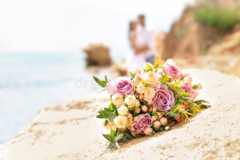 Bröllopbukett på den steniga stranden fotografering för bildbyråer Bröllopbukett på den steniga stranden fotografering för bildbyråer