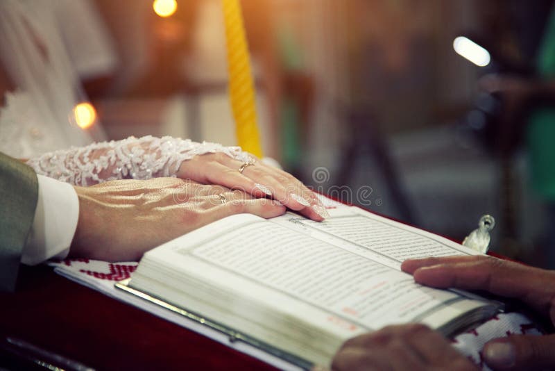 Brölloplöften i kyrkan arkivfoton Brölloplöften i kyrkan arkivfoton