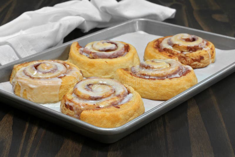 Brötchen aus frisch gebackenem Zimt auf einem Backblech. selektiver Fokus auf Vorderrolle stockfotos