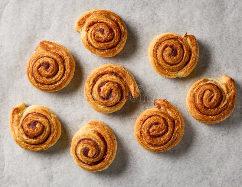 Brötchen aus frischem Zimt lizenzfreie stockfotos