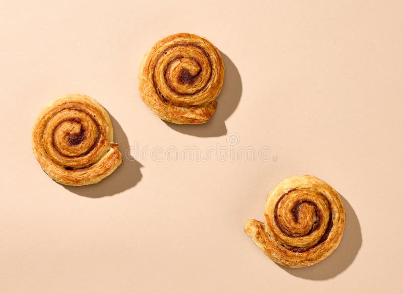 Brötchen aus frischem Zimt lizenzfreies stockfoto