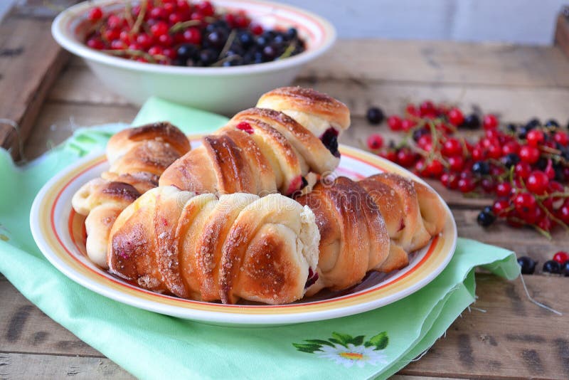 Brötchen mit Korinthen Selektiver Fokus lizenzfreie stockfotos Brötchen mit Korinthen Selektiver Fokus lizenzfreie stockfotos