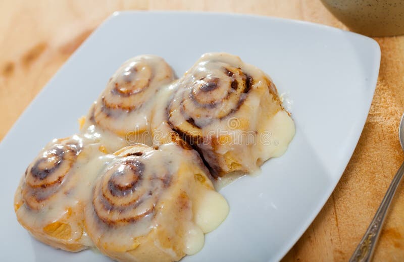 Brötchen von frisch gebackenem Cinnamon lizenzfreies stockbild